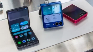 سامسونج تشعل المنافسة بهاتف Samsung Galaxy Z Flip 8 القابل للطي بمواصفات خارقة وتصميم مستقبلي كبشن: هاتف قابل للطي بإمكانيات رائدة وكاميرات محسنة ومعالج فائق السرعة.. سامسونج تقدم تجربة جديدة كليًا مع Samsung Galaxy Z Flip 8 تواصل شركة Samsung تعزيز مكانتها في سوق الهواتف الذكية من خلال إطلاق هاتف سامسونج جالكسي زد فليب 8 – Samsung Galaxy Z Flip 8، والذي يأتي بتصميم أنيق قابل للطي مع مواصفات قوية تناسب المستخدمين الباحثين عن الأداء العالي والشكل العصري في الوقت نفسه. الهاتف يقدم تجربة استخدام متطورة بفضل الشاشة المرنة ذات الجودة العالية، بالإضافة إلى معالج قوي يمنح أداءً سريعًا في الألعاب والتطبيقات الثقيلة، مع كاميرات محسنة توفر تجربة تصوير احترافية، إلى جانب بطارية تدعم الاستخدام اليومي لفترات طويلة. مواصفات هاتف سامسونج جالكسي زد فليب 8 – Samsung Galaxy Z Flip 8 يأتي هاتف Samsung Galaxy Z Flip 8 بمجموعة مميزة من الإمكانيات الحديثة التي تجعله من أبرز الهواتف القابلة للطي المنتظرة خلال الفترة المقبلة، خاصة مع التطويرات الكبيرة التي أضافتها سامسونج على التصميم والأداء والكاميرات. المواصفات التفاصيل اسم الهاتف سامسونج جالكسي زد فليب 8 – Samsung Galaxy Z Flip 8 الشركة المصنعة Samsung نظام التشغيل Android 16 مع واجهة One UI الشاشة Dynamic AMOLED 2X قابلة للطي بحجم 6.9 بوصة المعالج Qualcomm Snapdragon 8 Elite الرام 12 جيجابايت التخزين 256 / 512 جيجابايت الكاميرا الخلفية مزدوجة 50 + 12 ميجابكسل الكاميرا الأمامية 12 ميجابكسل البطارية 4300 مللي أمبير مع شحن سريع مميزات هاتف سامسونج جالكسي زد فليب 8 – Samsung Galaxy Z Flip 8 يمتلك الهاتف العديد من المميزات التي تجعله من أقوى الهواتف الرائدة القابلة للطي، حيث يجمع بين التصميم الفاخر والأداء القوي والتقنيات الحديثة التي تمنح المستخدم تجربة مميزة ومختلفة عن الهواتف التقليدية. تصميم أنيق وفاخر قابل للطي بسهولة. شاشة AMOLED بجودة عالية وألوان مميزة. معالج قوي يقدم أداءً سريعًا وسلسًا. كاميرات محسنة لصور وفيديوهات احترافية. دعم أحدث تقنيات الذكاء الاصطناعي. مقاومة للماء والغبار. بطارية محسنة تدعم الاستخدام لفترات طويلة. واجهة استخدام سلسة مع مميزات للشاشة الخارجية. عيوب هاتف سامسونج جالكسي زد فليب 8 – Samsung Galaxy Z Flip 8 رغم الإمكانيات القوية التي يقدمها الهاتف، إلا أن هناك بعض الملاحظات التي قد يعتبرها بعض المستخدمين نقاط ضعف مقارنة ببعض الهواتف المنافسة في نفس الفئة السعرية. السعر المتوقع مرتفع نسبيًا. لا يدعم تركيب كارت ميموري خارجي. سرعة الشحن ليست الأفضل بين المنافسين. الشاشة القابلة للطي تحتاج إلى عناية إضافية. البطارية قد لا تكون كافية لبعض المستخدمين أصحاب الاستخدام المكثف. سعر هاتف سامسونج جالكسي زد فليب 8 – Samsung Galaxy Z Flip 8 من المتوقع أن يأتي هاتف سامسونج جالكسي زد فليب 8 – Samsung Galaxy Z Flip 8 بسعر مرتفع نسبيًا بسبب الإمكانيات الرائدة والتقنيات الحديثة التي يقدمها الهاتف، حيث تشير التوقعات إلى أن السعر قد يبدأ من مستويات مرتفعة في الأسواق العالمية والعربية. السعر العالمي المتوقع يبدأ من 1100 دولار. السعر المتوقع في مصر يبدأ من 55 ألف جنيه تقريبًا. يختلف السعر حسب سعة التخزين والإصدار المتوفر في كل دولة.