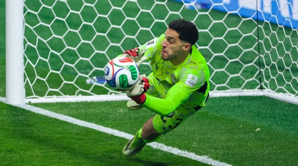 أحمد شوبير يقدم رسالة مؤثرة لابنه بعد وداع كأس العالم ويحاول التخفيف عنه بكلمات من القلب