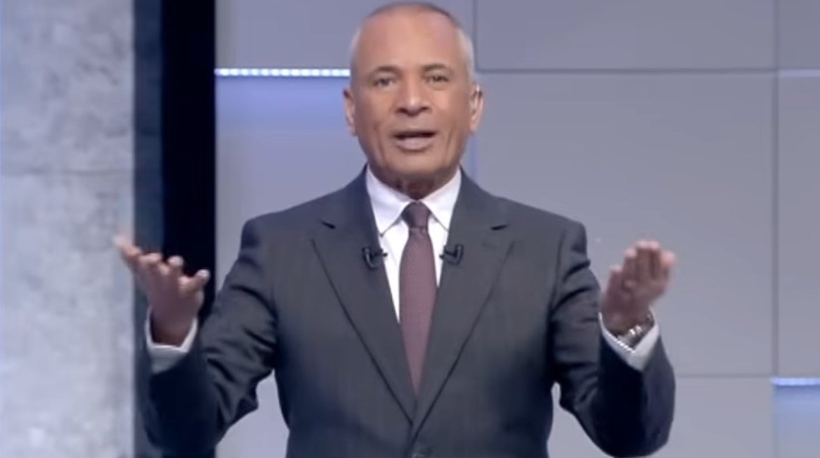 أحمد موسى يبدأ برنامجه بطريقة ممتعة ورائعة برقص مميز ونظارة سوداء تلفت الأنظار على الهواء مباشرة