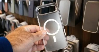 أسباب اتخاذ أبل قرار وقف تصنيع أغطية iPhone الجلدية وما وراء هذه الخطوة المثيرة للجدل في صناعة التكنولوجيا
