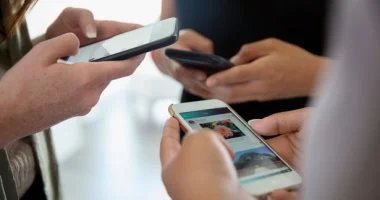 إدمان الآباء للهواتف الذكية يترك تأثيرات نفسية عميقة تستمر طويلاً في حياة الأطفال وتؤثر في تنشئتهم