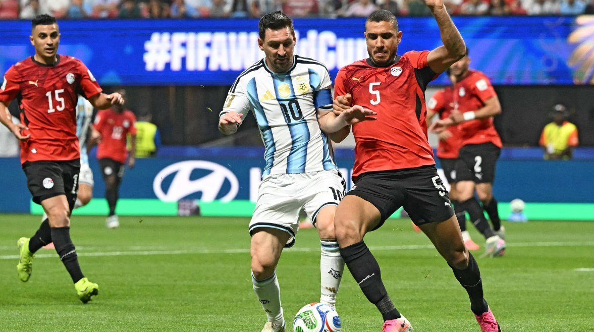 اتحاد الكرة يطلق بيانا ناريًا يؤكد فيه أن التحكيم ظلمنا ولن نتخلى عن حقوقنا بعد وداع المونديال