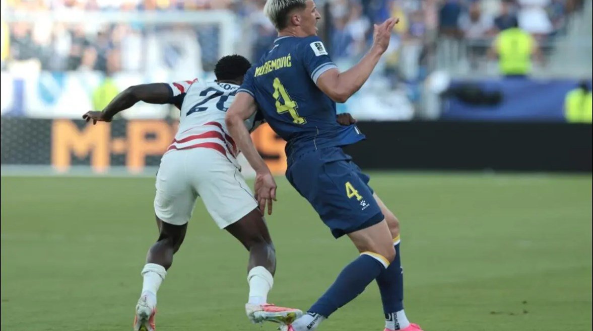 ترامب يثير الجدل في الملاعب ويطالب الفيفا بإعادة النظر في واقعة الطرد المثيرة للجدل