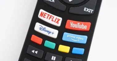 كيف تؤثر اشتراكات خدمات البث الرقمية على ميزانيات الأسر في عالم مملوء بالتكنولوجيا الحديثة والمنافسة الشرسة