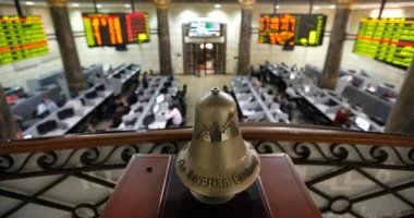 كيف يغير المصريون طرق استثمار أموالهم من الذهب والدولار إلى الأسهم عبر تطبيقات الموبايل الحديثة