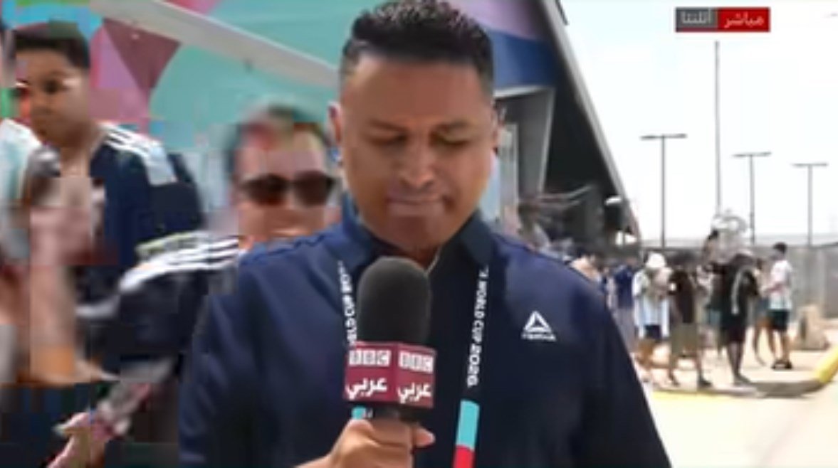 مراسل BBC ينهار على الهواء بعد خروج مصر من المونديال وجماهير تدعمه بمشاهد مؤثرة تعبر عن الصدمة والحزن