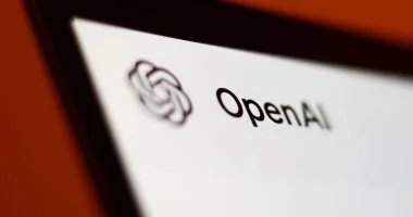 مناقشات أولية تكشف عن إمكانية منح OpenAI الحكومة الأمريكية حصة في الشركة وسط جدل واسع حول الموضوع